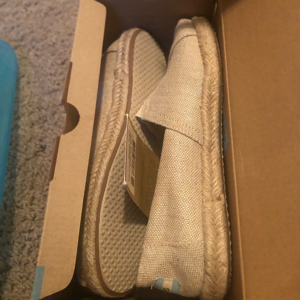 Women’s tan Toms